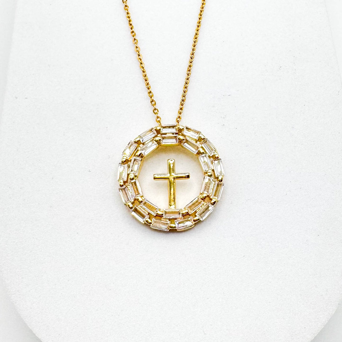 COLAR CÍRCULO COM CRUZ | Banhado a ouro 18k