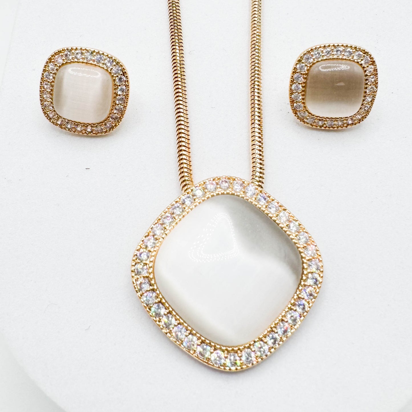 Conjunto de madreperla | Piedra circonita bañada en oro de 18 quilates.