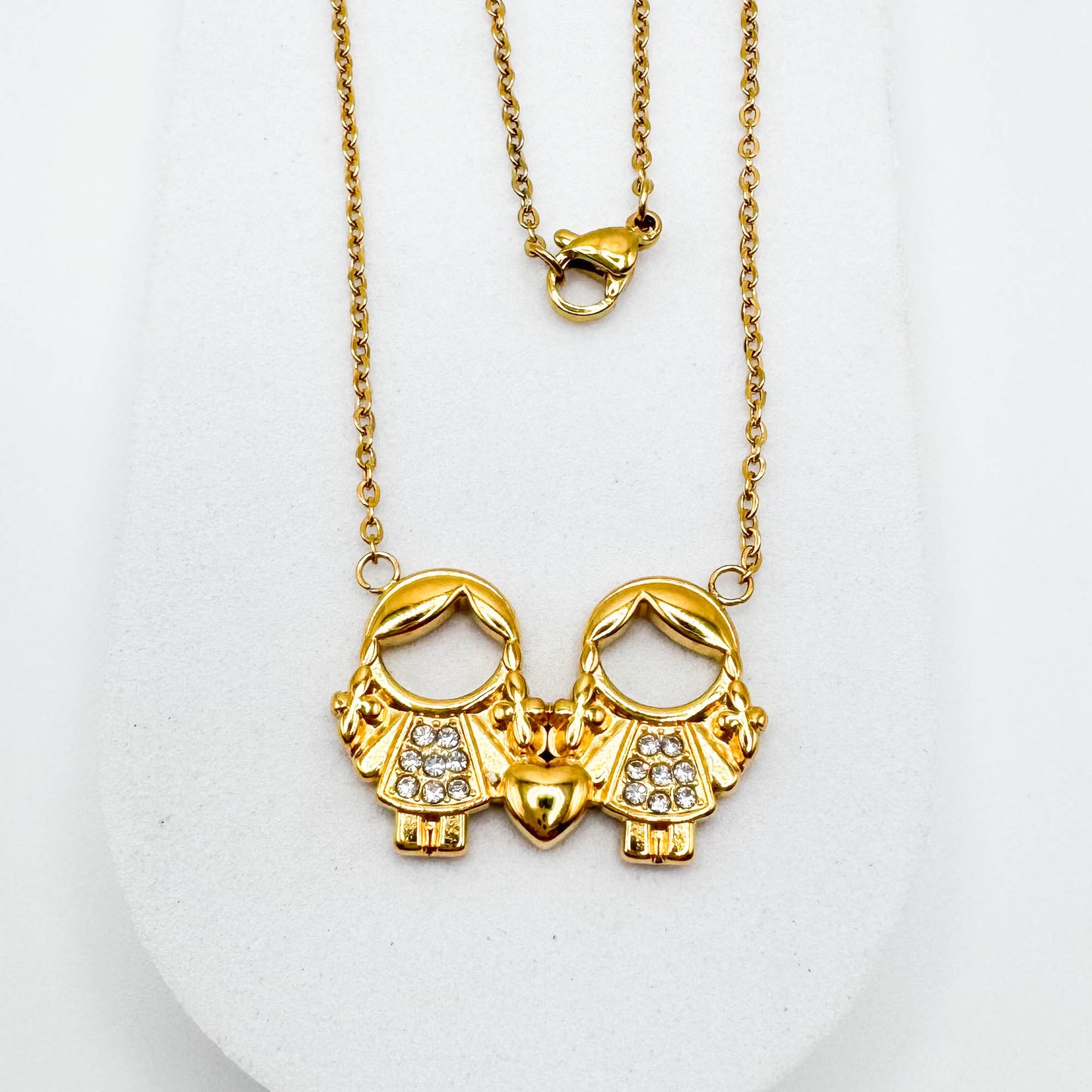 COLAR COM PINGENTE 2 MENINAS | Banhado a Ouro 18K