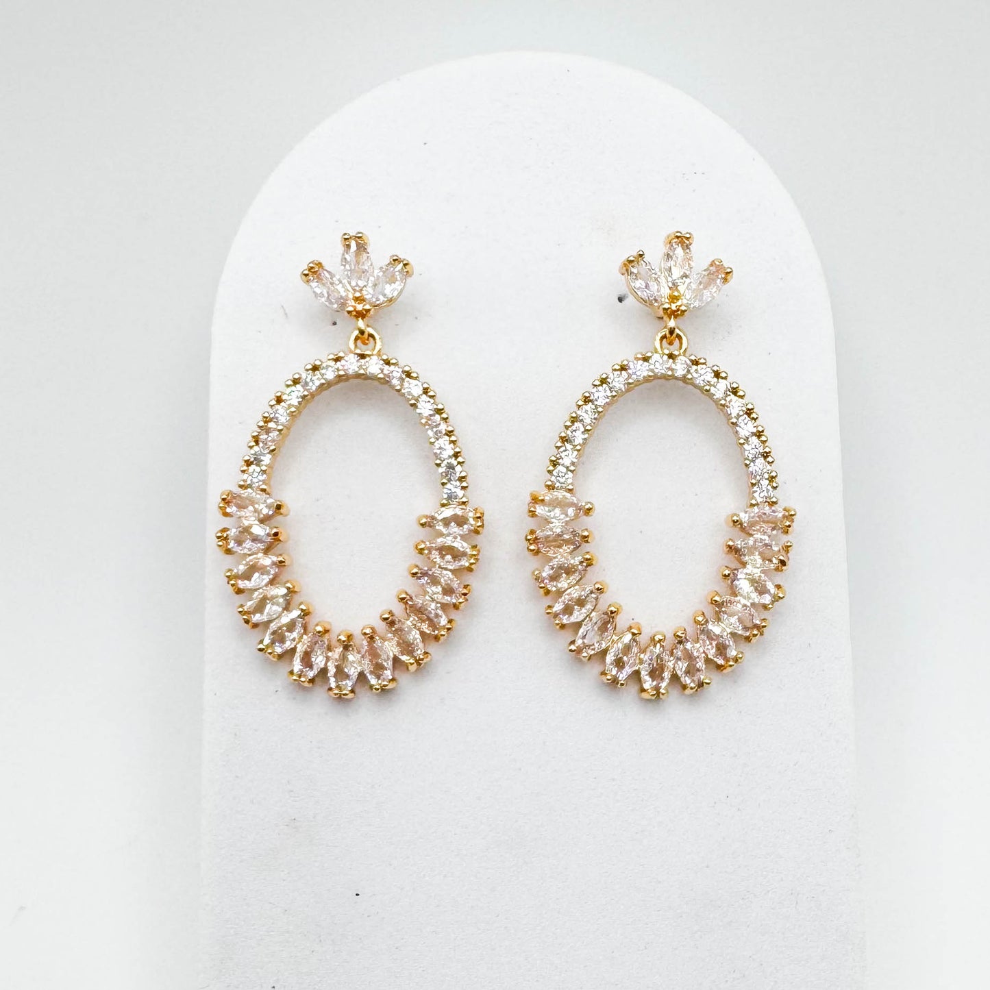 PENDIENTES CON TACHUELAS | Bañado en oro de 18 quilates 