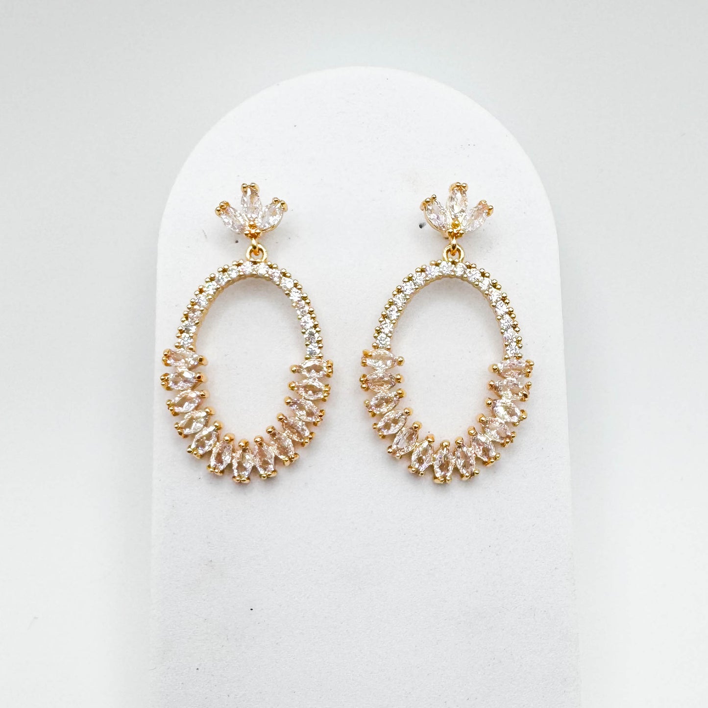 PENDIENTES CON TACHUELAS | Bañado en oro de 18 quilates 