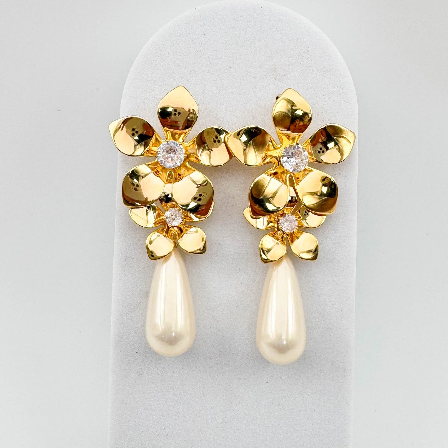 Pendiente floral con perla | Bañado en oro de 18 quilates