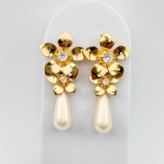 Pendiente floral con perla | Bañado en oro de 18 quilates