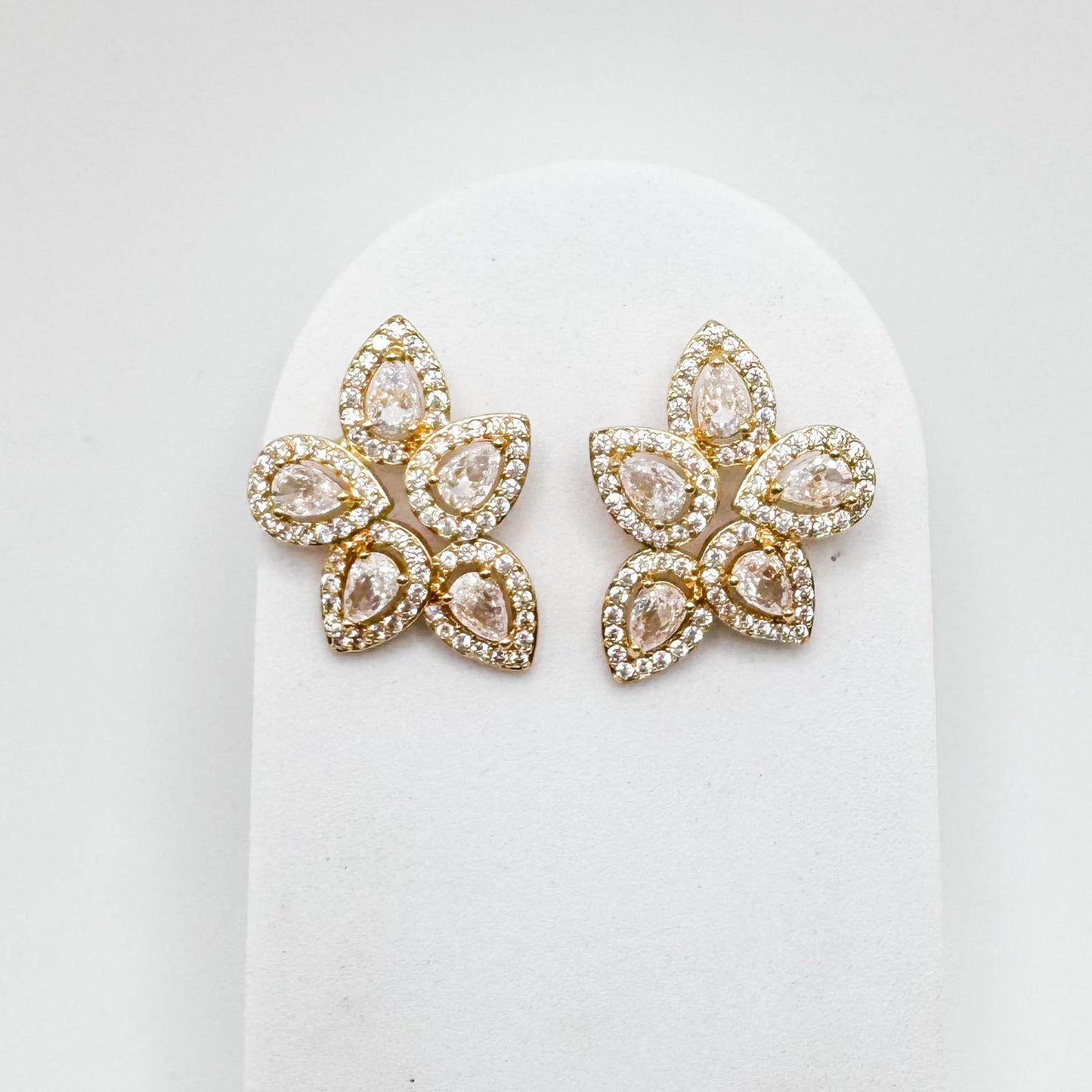Brinco cravejado de zircônia | Banhado a ouro 18K