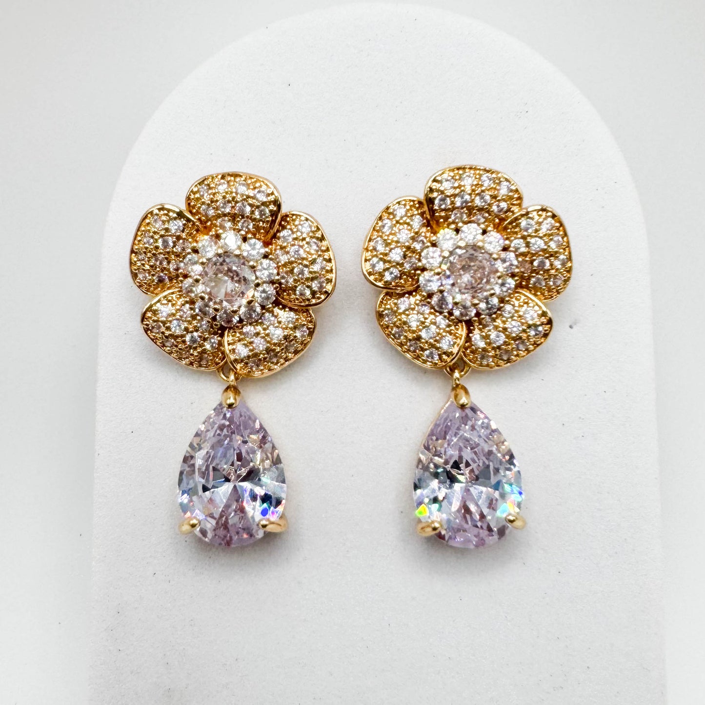 Brinco de flor cravejado | Banhado a ouro 18K 