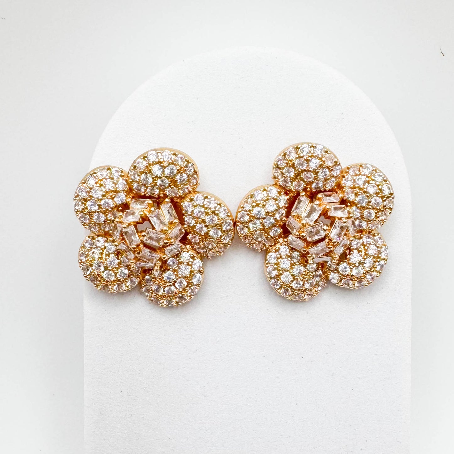Brinco de flor cravejada | Banhado a ouro 18K 